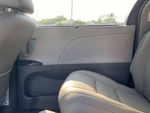 Used 2017 Toyota Sienna XLE w/ XLE Navigation Package FWD image 14