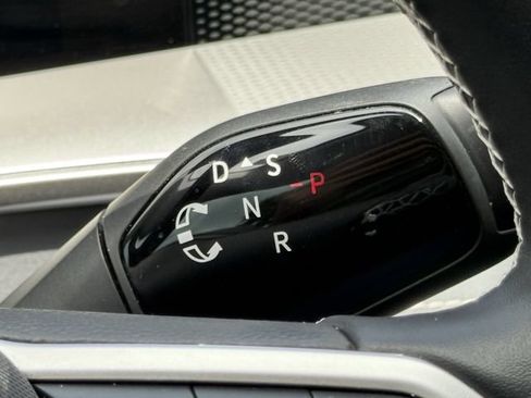Used 2026 Volkswagen Tiguan SE FWD image 19
