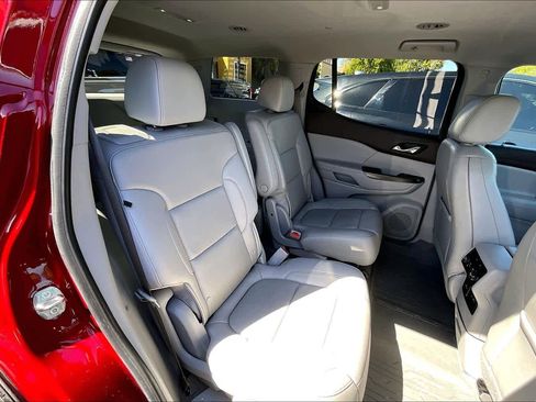 Certified 2023 GMC Acadia SLT w/ Technology Package image 26