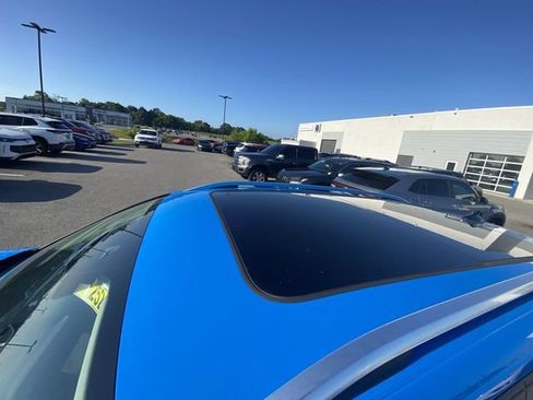 Used 2023 Volkswagen Taos SE w/ Panoramic Sunroof Package FWD image 3