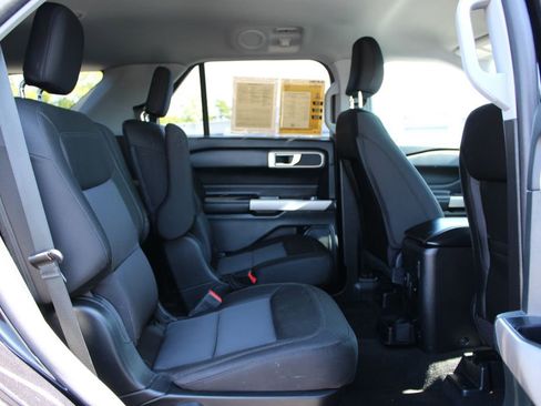 Used 2023 Ford Explorer XLT AWD/4WD image 33