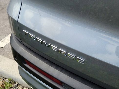 Used 2025 Chevrolet Traverse LT image 6