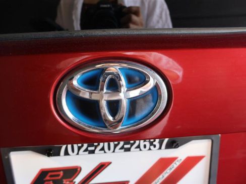 Used 2017 Toyota Prius Three Touring w/ Preferred Accessory Package image 9