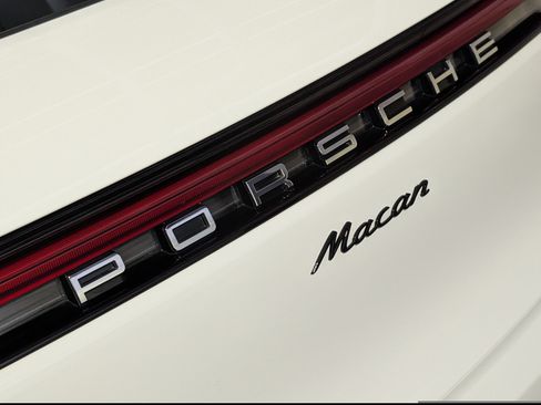 Certified 2026 Porsche Macan AWD/4WD image 17