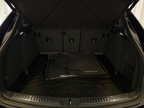 Certified 2023 Porsche Macan AWD/4WD image 28