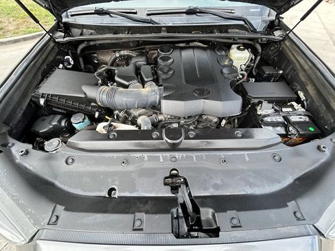 Used 2020 Toyota 4Runner SR5 AWD/4WD image 34