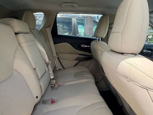 Used 2019 Jeep Cherokee Latitude w/ Popular Appearance Group image 7