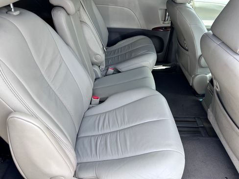 Used 2011 Toyota Sienna XLE FWD image 10