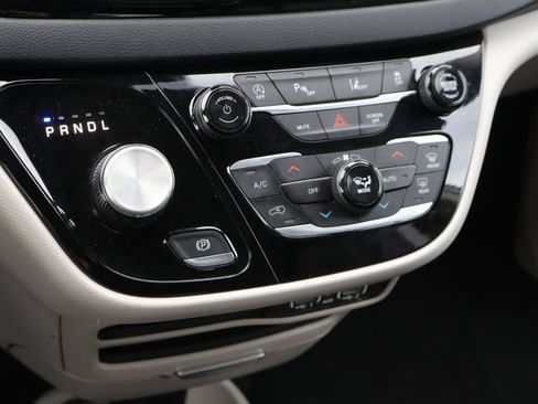 Used 2024 Chrysler Pacifica Touring-L FWD image 31