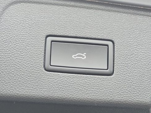 Used 2025 Volkswagen Atlas SE image 12