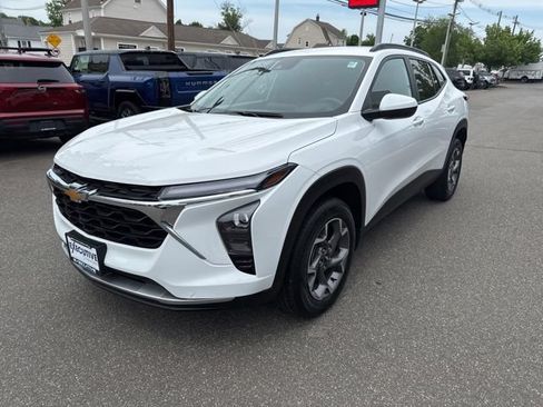 Used 2025 Chevrolet Trax LT FWD image 2