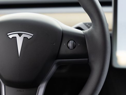 Used 2023 Tesla Model Y Long Range image 33