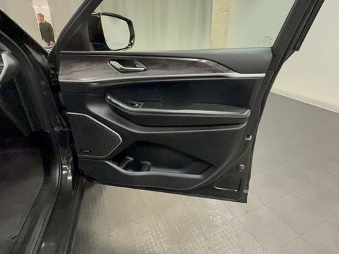 Used 2022 Jeep Grand Cherokee L Limited image 17