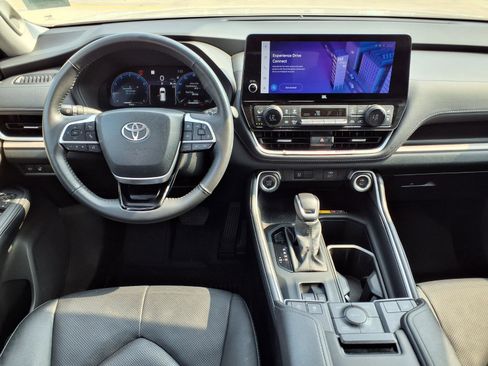 Certified 2024 Toyota Grand Highlander AWD image 12