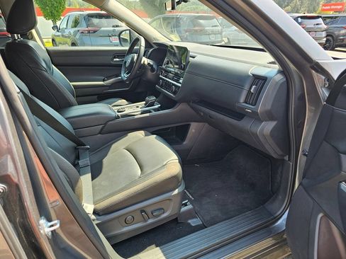 Used 2025 Nissan Pathfinder SL w/ SL Premium Package AWD/4WD image 12
