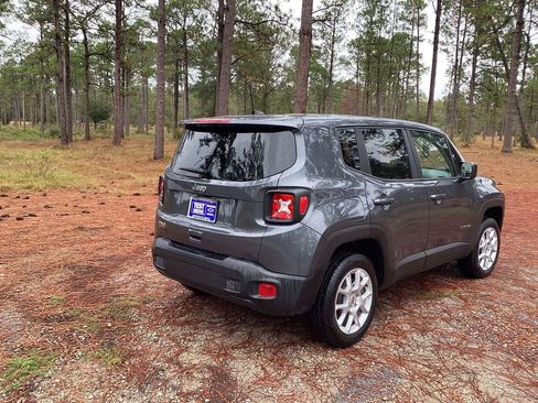 Used 2023 Jeep Renegade Latitude image 4