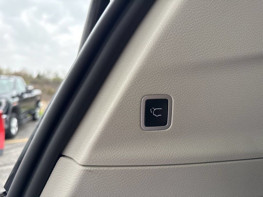 Used 2024 Chrysler Voyager LX FWD image 9
