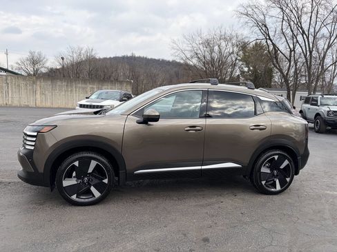 Used 2025 Nissan Kicks SR w/ Illumination Package image 5