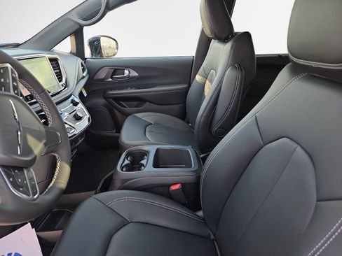New 2026 Chrysler Pacifica Select image 12