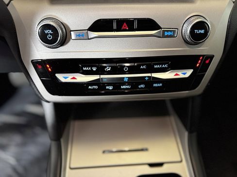 Used 2023 Ford Explorer XLT image 15