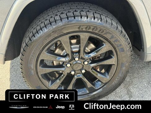 Certified 2019 Jeep Grand Cherokee Altitude AWD/4WD image 36