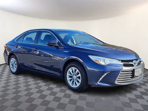 Used 2016 Toyota Camry LE image 3