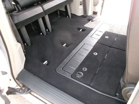 Used 2016 Chrysler Town & Country Touring FWD image 18