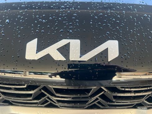 Used 2025 Kia Sorento LX FWD image 28