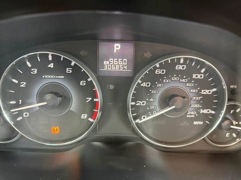 Used 2011 Subaru Legacy 2.5i Limited AWD/4WD image 9