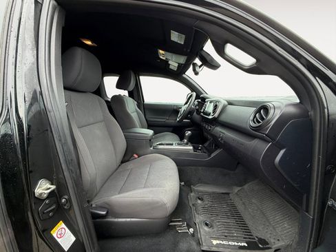 Used 2019 Toyota Tacoma TRD Sport w/ Technology Package image 15