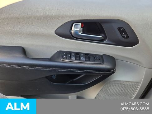 Used 2023 Chrysler Pacifica Touring-L FWD image 31