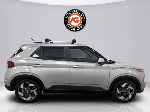 Used 2025 Hyundai Venue SEL FWD image 2