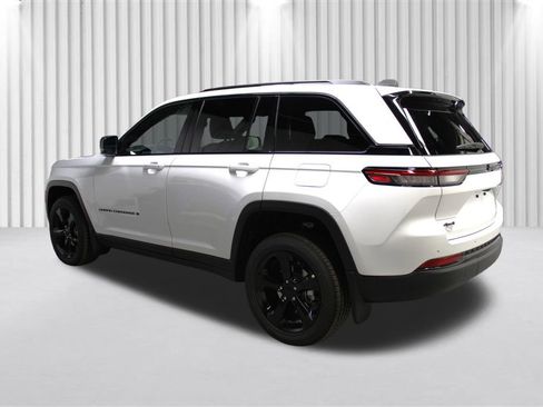 New 2025 Jeep Grand Cherokee Altitude image 5