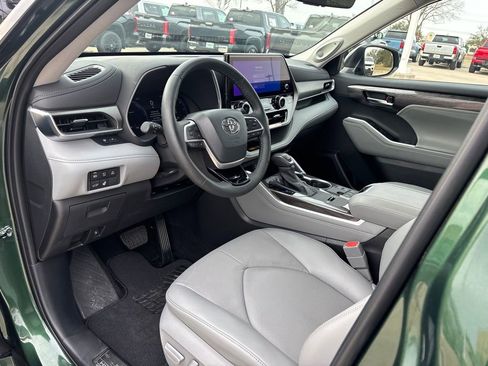 Used 2025 Toyota Highlander Limited image 7