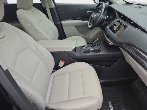 Used 2021 Cadillac XT4 Luxury w/ Cold Weather Package image 12