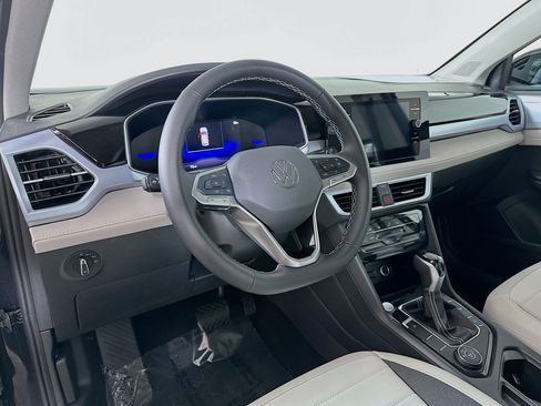 New 2025 Volkswagen Taos SE w/ Panoramic Sunroof Package image 9