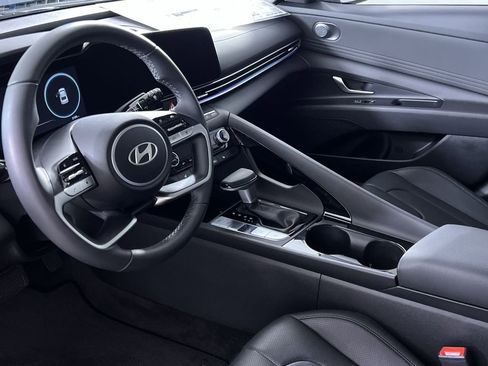 Used 2025 Hyundai Elantra Limited image 32