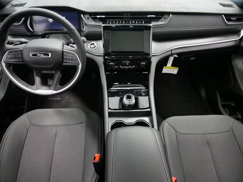 New 2025 Jeep Grand Cherokee Laredo w/ Luxury Tech Group I image 18