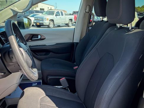 Used 2019 Chrysler Pacifica L FWD image 16