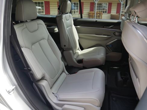 Used 2021 Jeep Grand Cherokee L Overland w/ Luxury Tech Group IV AWD/4WD image 28