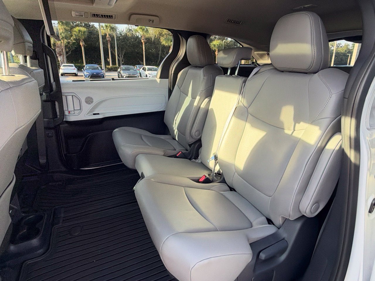 Used 2025 Toyota Sienna XLE w/ XLE Plus Package FWD image 7