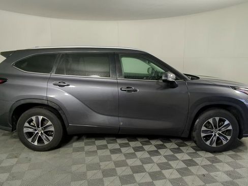 Used 2024 Toyota Highlander XLE image 4