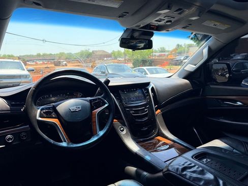 Used 2017 Cadillac Escalade ESV Luxury AWD/4WD image 10