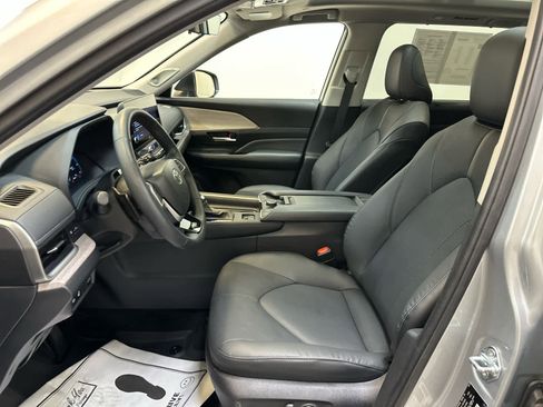 Used 2024 Toyota Grand Highlander Platinum image 4