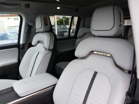 Used 2023 Rivian R1S Launch Edition image 25