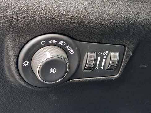 Used 2025 Jeep Compass Trailhawk AWD/4WD image 13