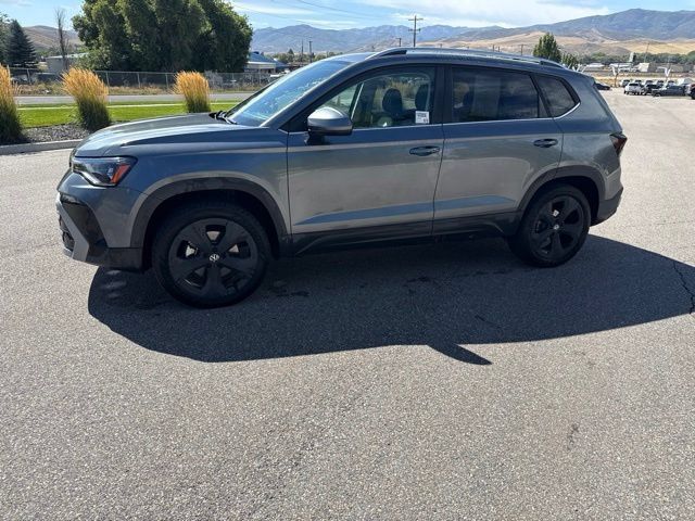 Used 2025 Volkswagen Taos SEL AWD/4WD image 2