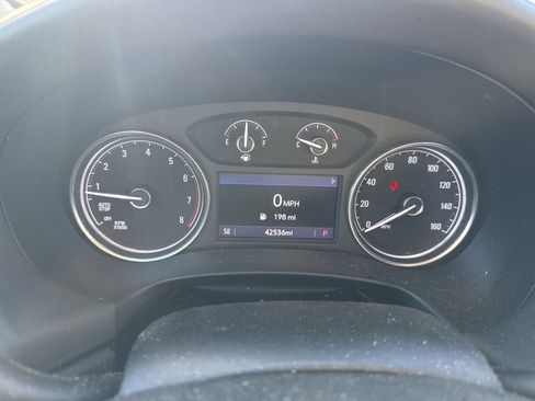 Used 2021 Buick Enclave Essence image 9