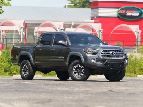 Used 2016 Toyota Tacoma TRD Off-Road w/ Premium & Technology Package RWD image 2
