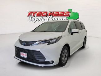 Used 2025 Toyota Sienna XLE FWD video 1